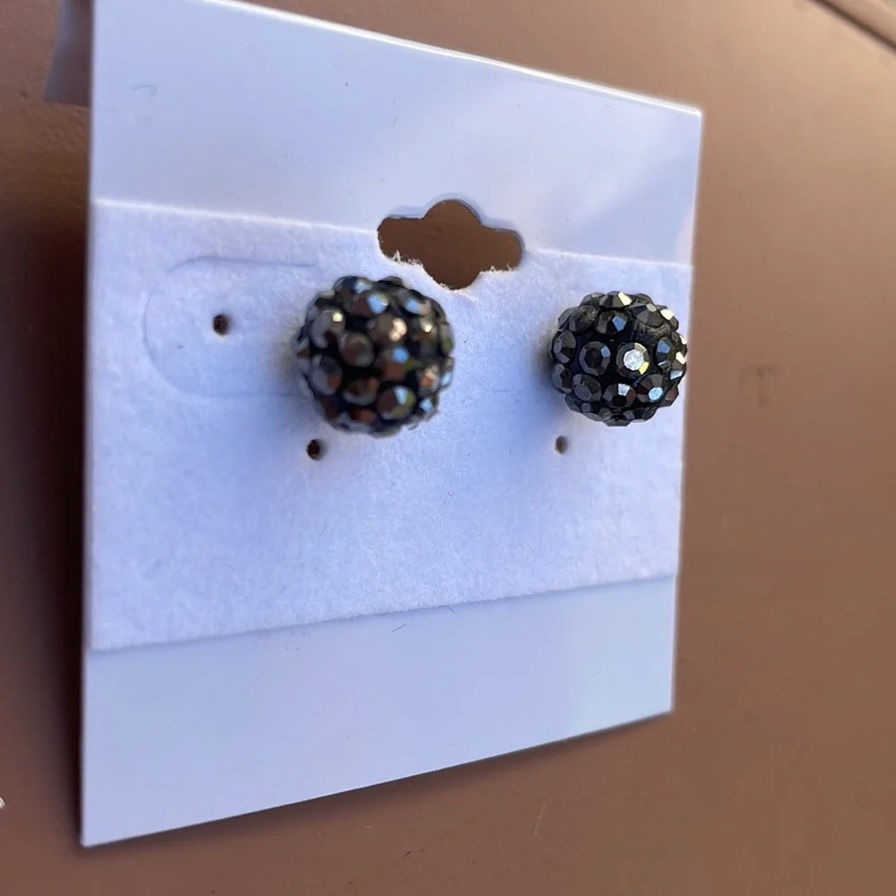 NWOT round Grey with rhinestone earrings